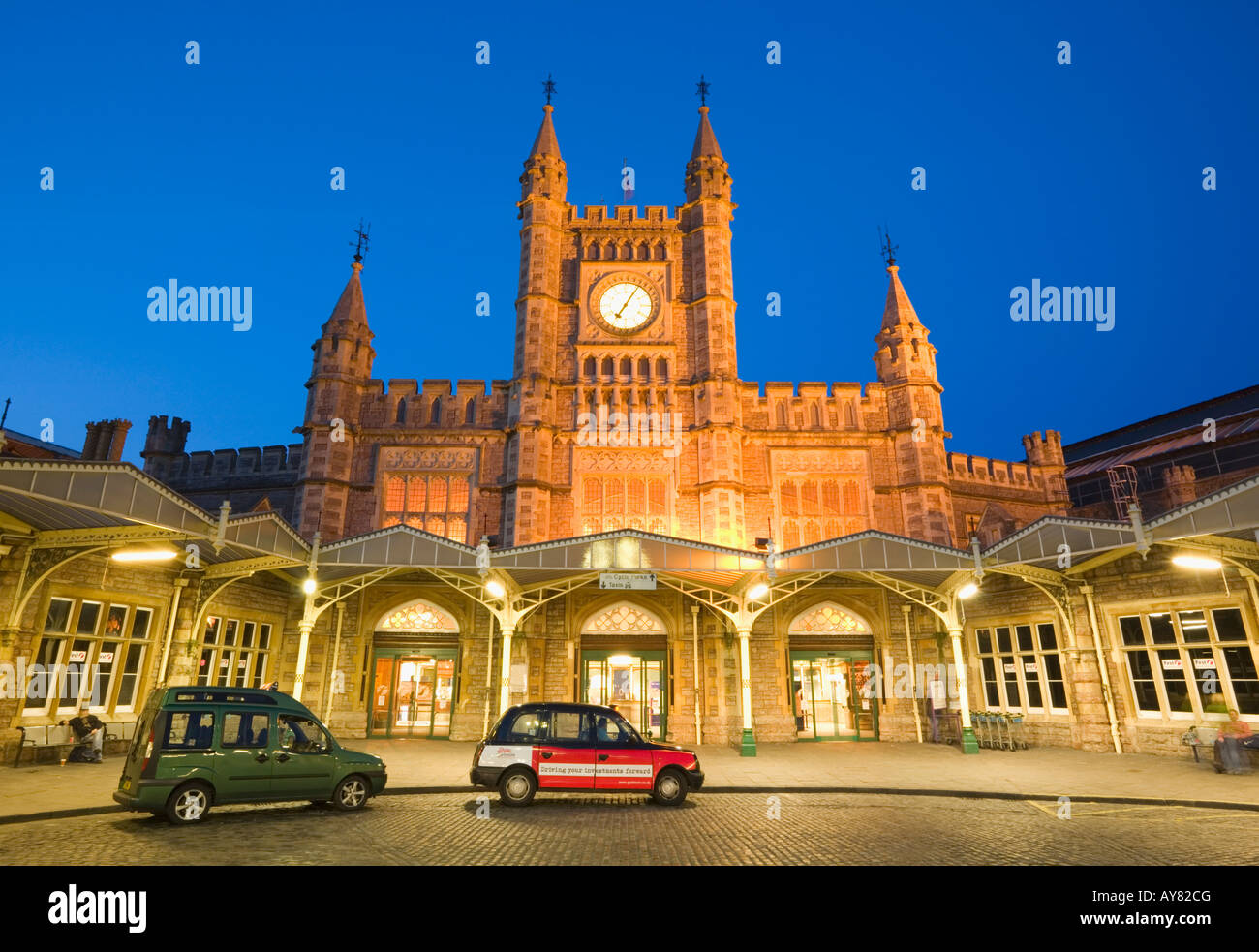I taxi in attesa fuori la stazione ferroviaria di Temple Meads al crepuscolo Bristol Inghilterra Foto Stock