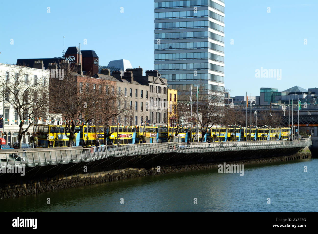Una fila di autobus di Dublino su Eden Quay lungo il fiume Liffey Foto Stock