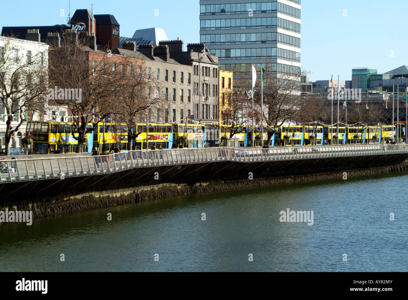 Una fila di autobus di Dublino su Eden Quay lungo il fiume Liffey Foto Stock