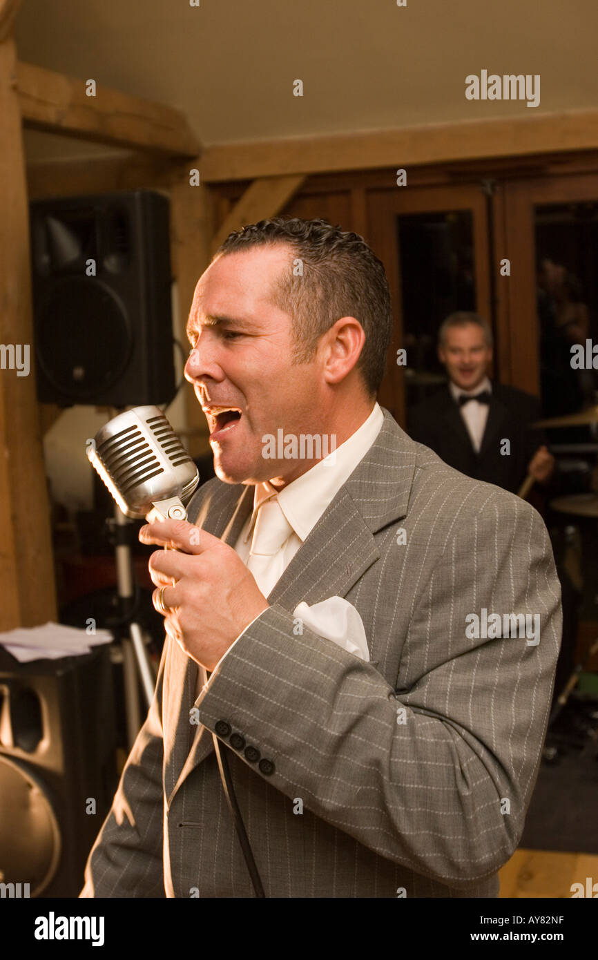 Feste di nozze accompagnerà la cantante in stile retrò microfono Foto Stock