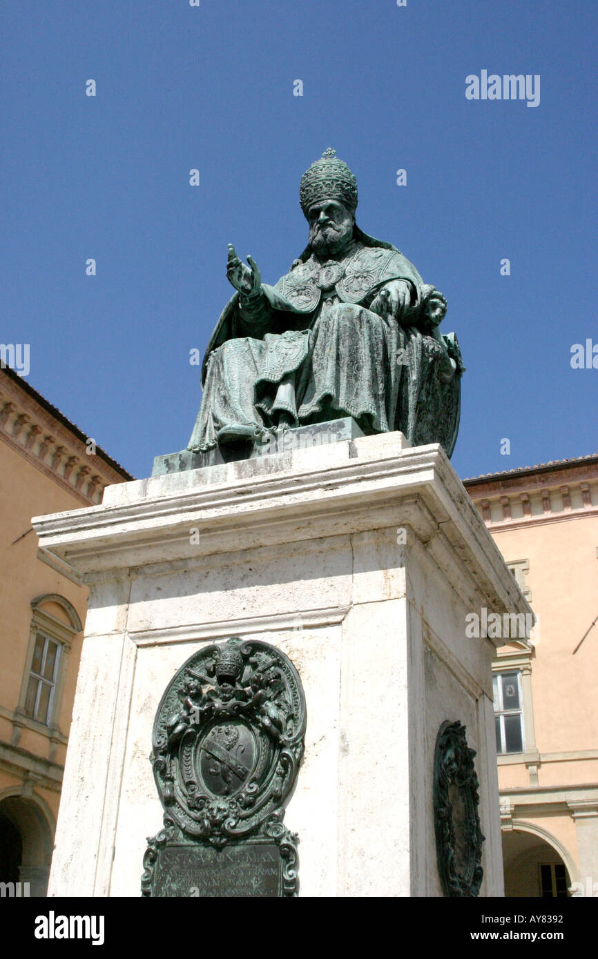 La statua di Papa Sisto V (1587)in Piazza Cavour Camerino Le Marche Italia, marche ,Piazza,blue sky,forte,drammatico, Foto Stock