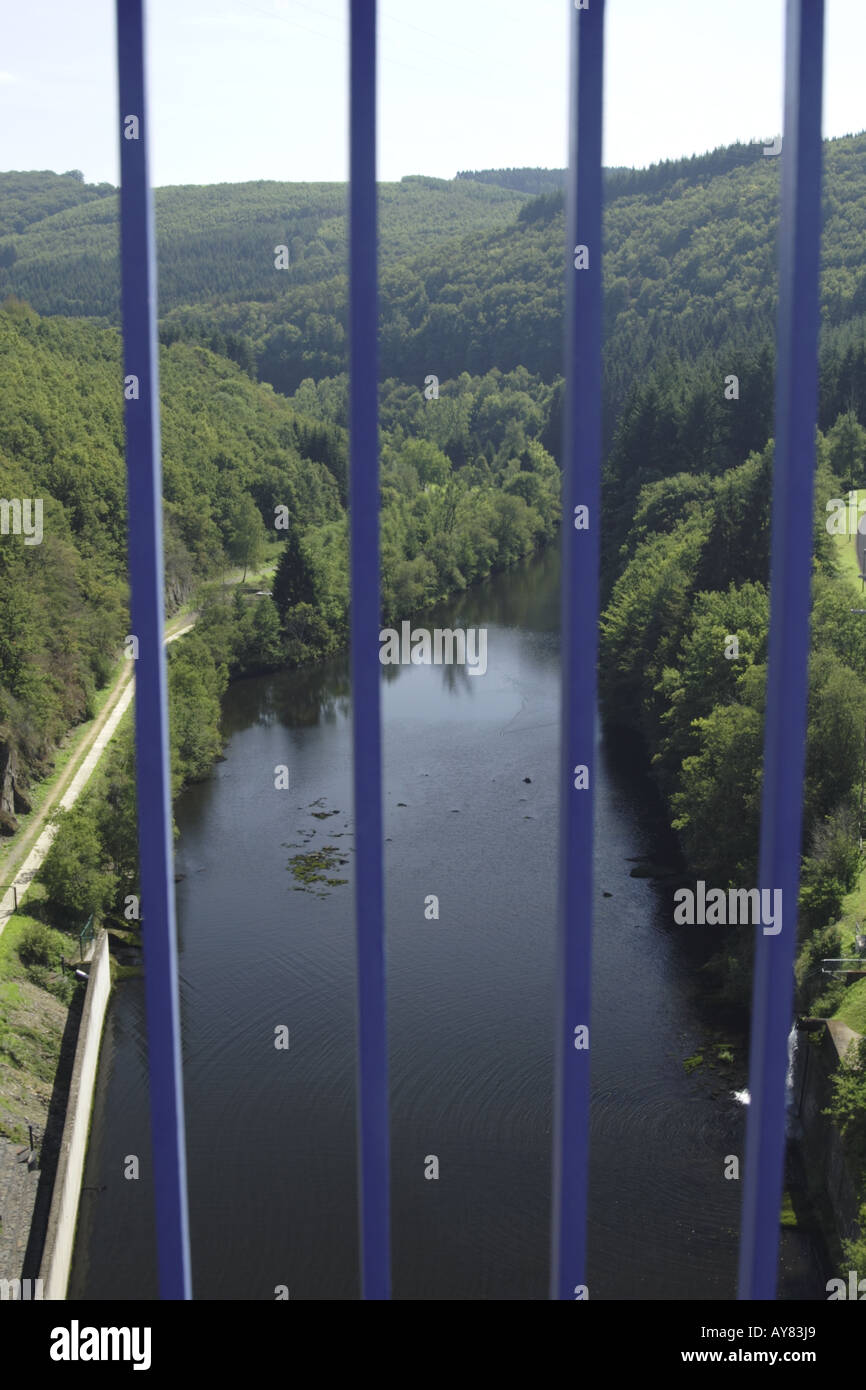Guardando in giù per il fiume di dammed Sauer a Esch sur Sure, Granducato del Lussemburgo Foto Stock