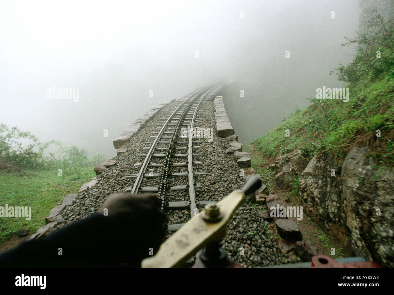 India Tamil Nadu Ootacamund narrow gauge treno a cremagliera vista dalla vettura del freno nella cloud Foto Stock