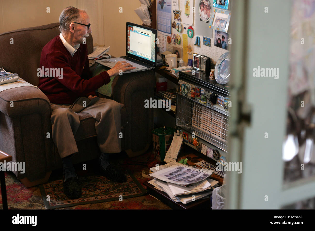 Titolare di una pensione o di una rendita utilizzando il suo computer lap top Foto Stock