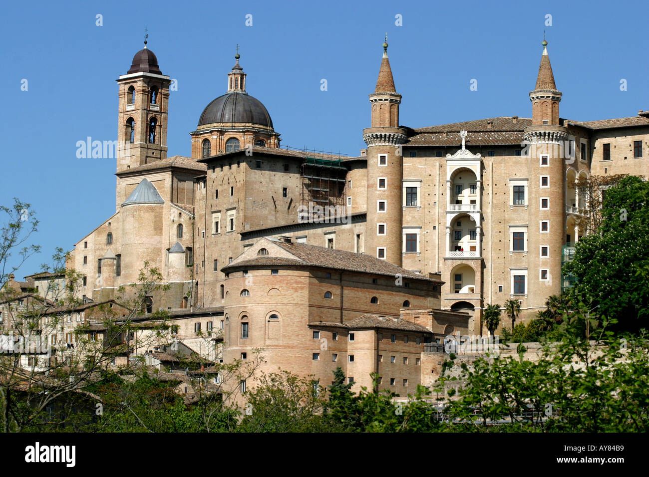 Il Palazzo Ducale che domina il paesaggio di Urbino in LeMarche Marche Italia Foto Stock