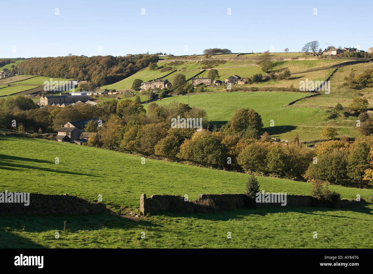 Regno Unito Yorkshire Holmfirth Washpit mulini in Ribble Valey al di sotto di terreni agricoli attraente Foto Stock