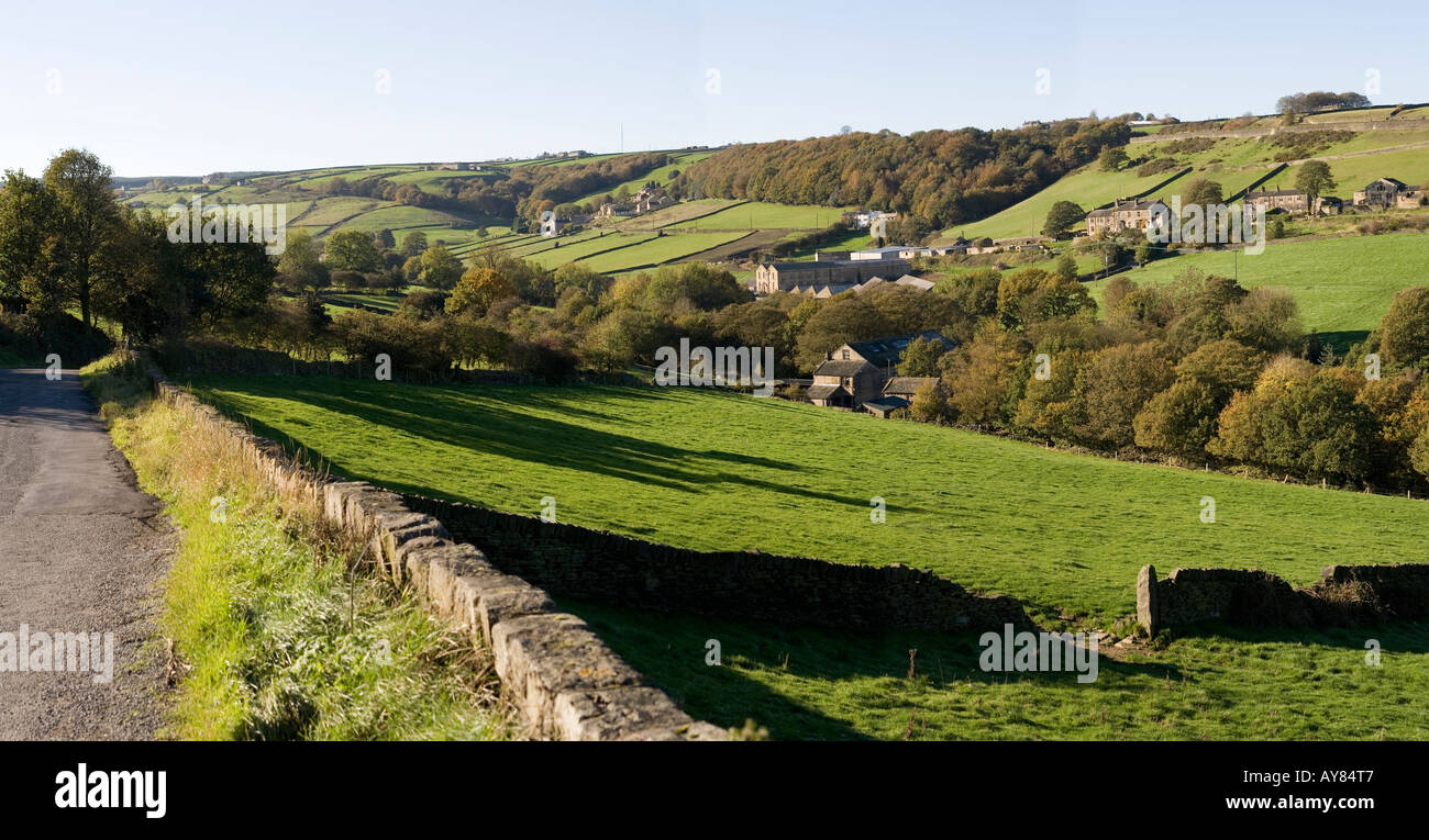 Regno Unito Yorkshire Holmfirth Washpit mulini in Ribble Valley al di sotto di terreni agricoli attraente vista panoramica Foto Stock
