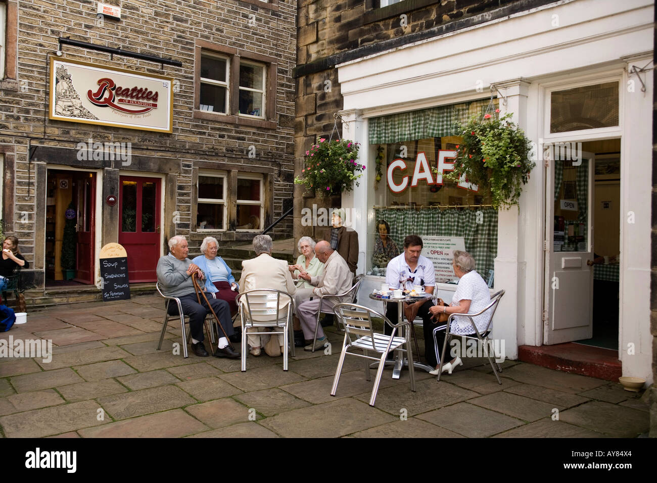 Yorkshire Regno unito Sheffield Town Center ultimo del vino estivo i clienti seduti fuori i SIDS Cafe Foto Stock