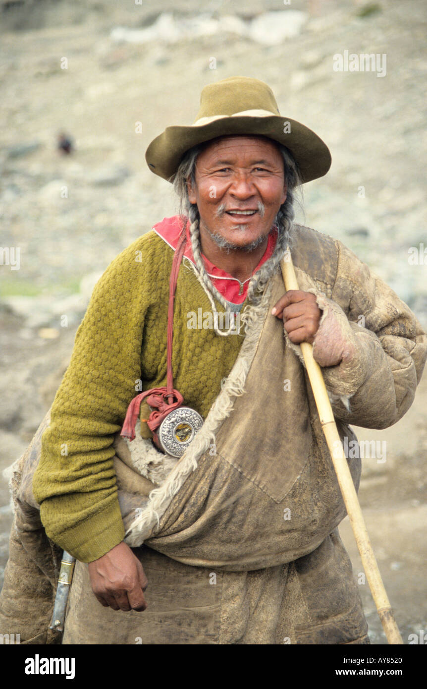 Il nomade tibetana in pellegrinaggio al Sacro Monte Kailash indossando un tradizionale agnello Chuba o una giacca con spallamento Foto Stock