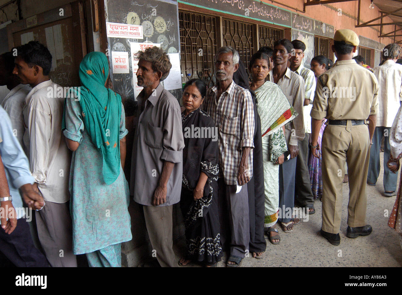 Aspettando pazientemente in linea per il voto nelle elezioni indiane Foto Stock