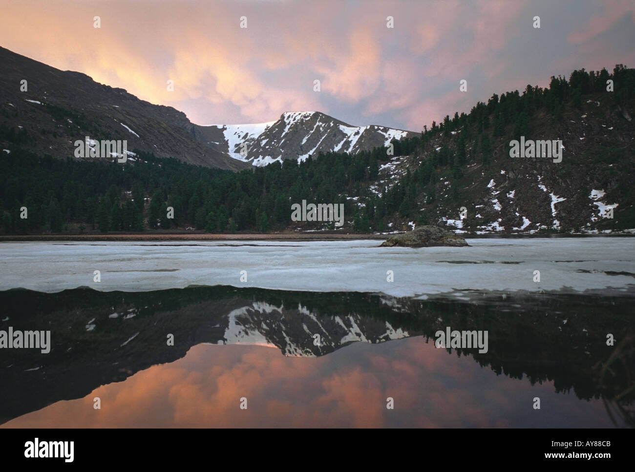 Il Karakol lago al tramonto Altai Russia Foto Stock