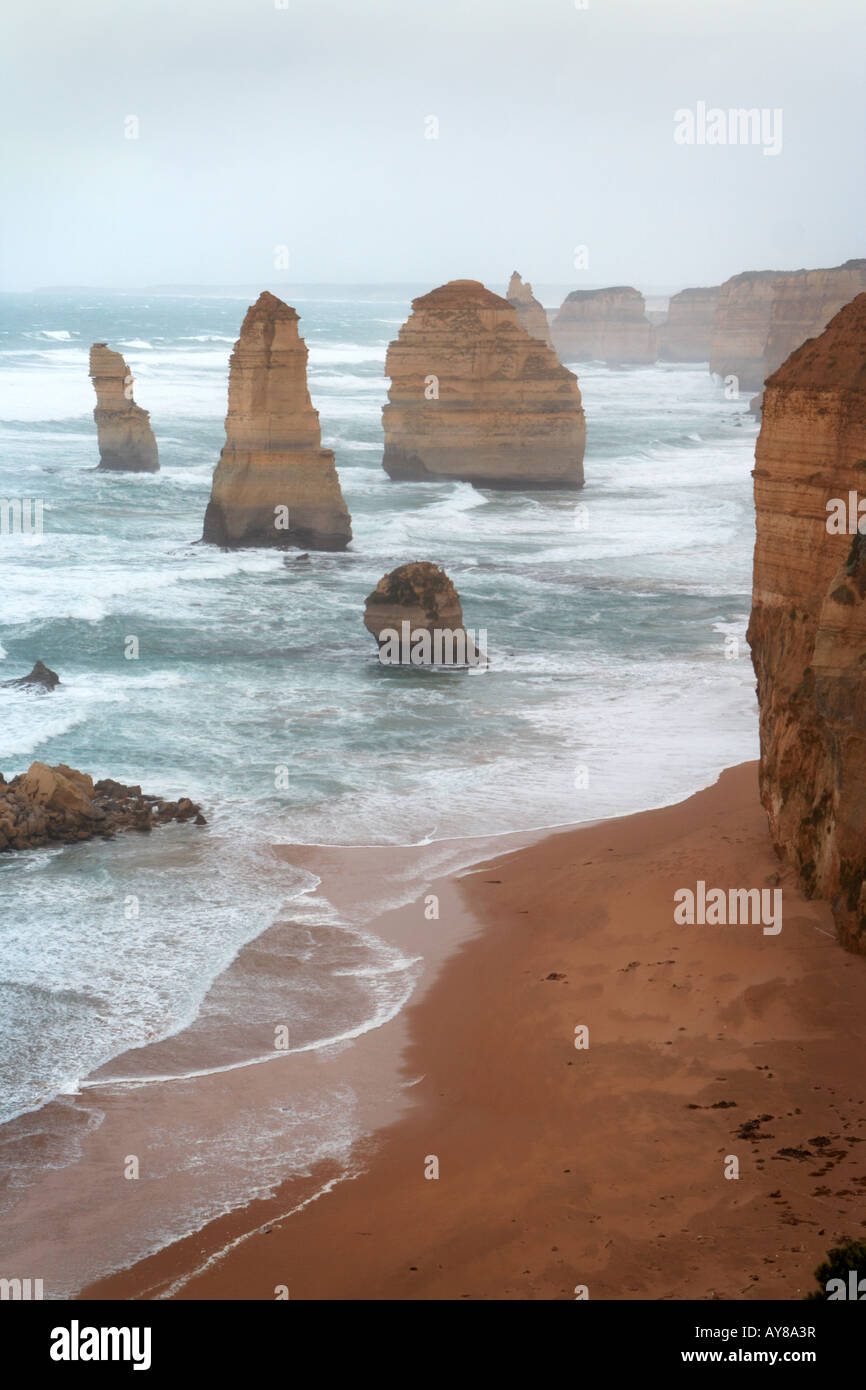 I dodici apostoli sulla Great Ocean Road su un tempestoso giorno d'inverno, Victoria, Australia Foto Stock