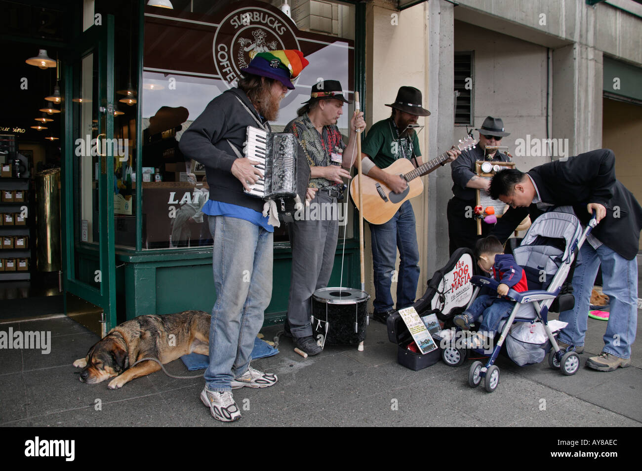 Il gruppo di quattro musicisti di strada eseguire sul marciapiede davanti a un caffè Starbucks store presso il Mercato di Pike Place in Seattle WA Foto Stock