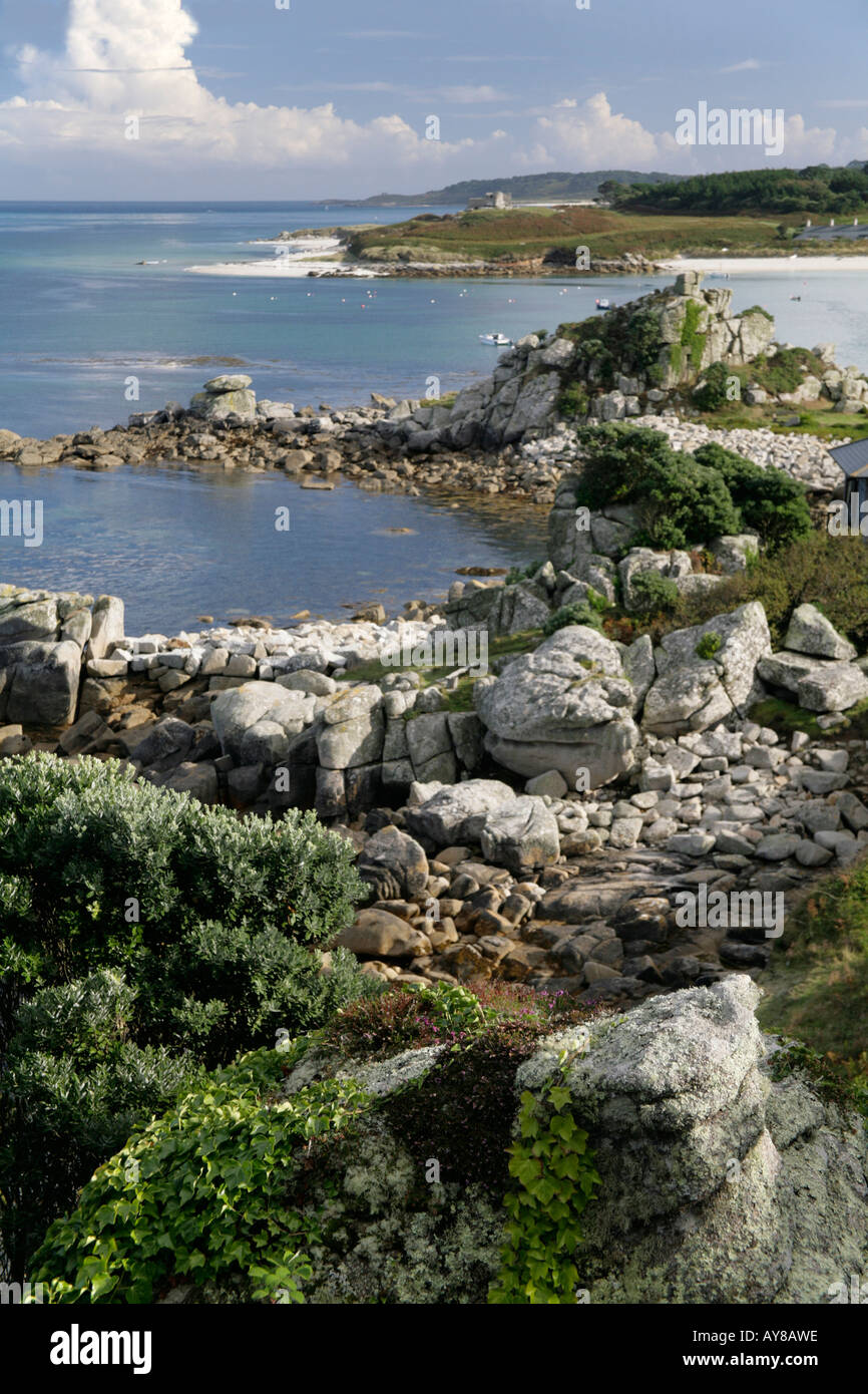 Old Grimsby Tresco Isole Scilly Isola Scillies Cornovaglia puro costa di spiaggia di sabbia bianca dal commerciante punto robusto rock Foto Stock