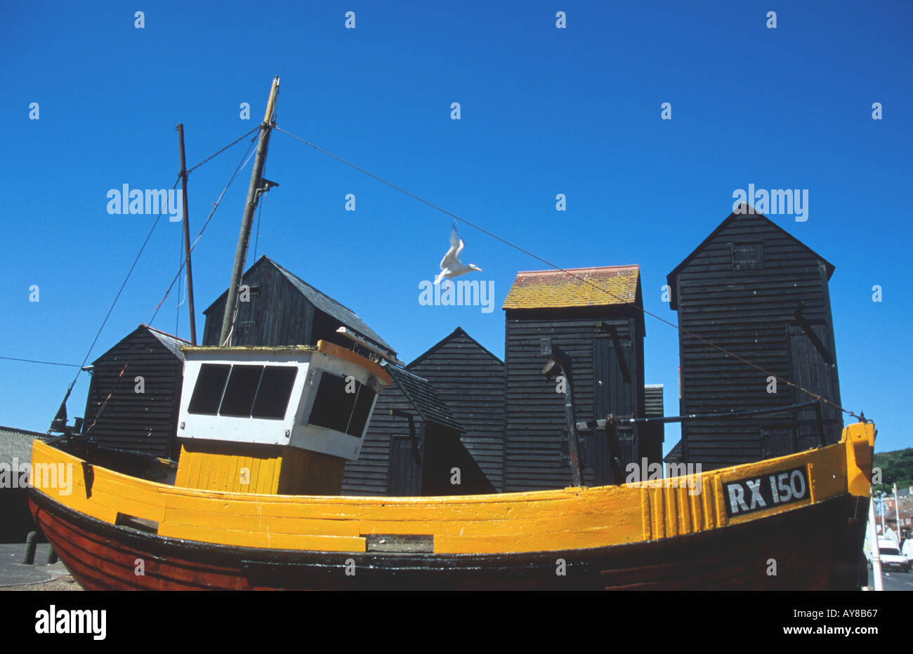 Barca da pesca e capanne netto net negozi Rock a Nora Stade Hastings East Sussex Regno Unito Foto Stock