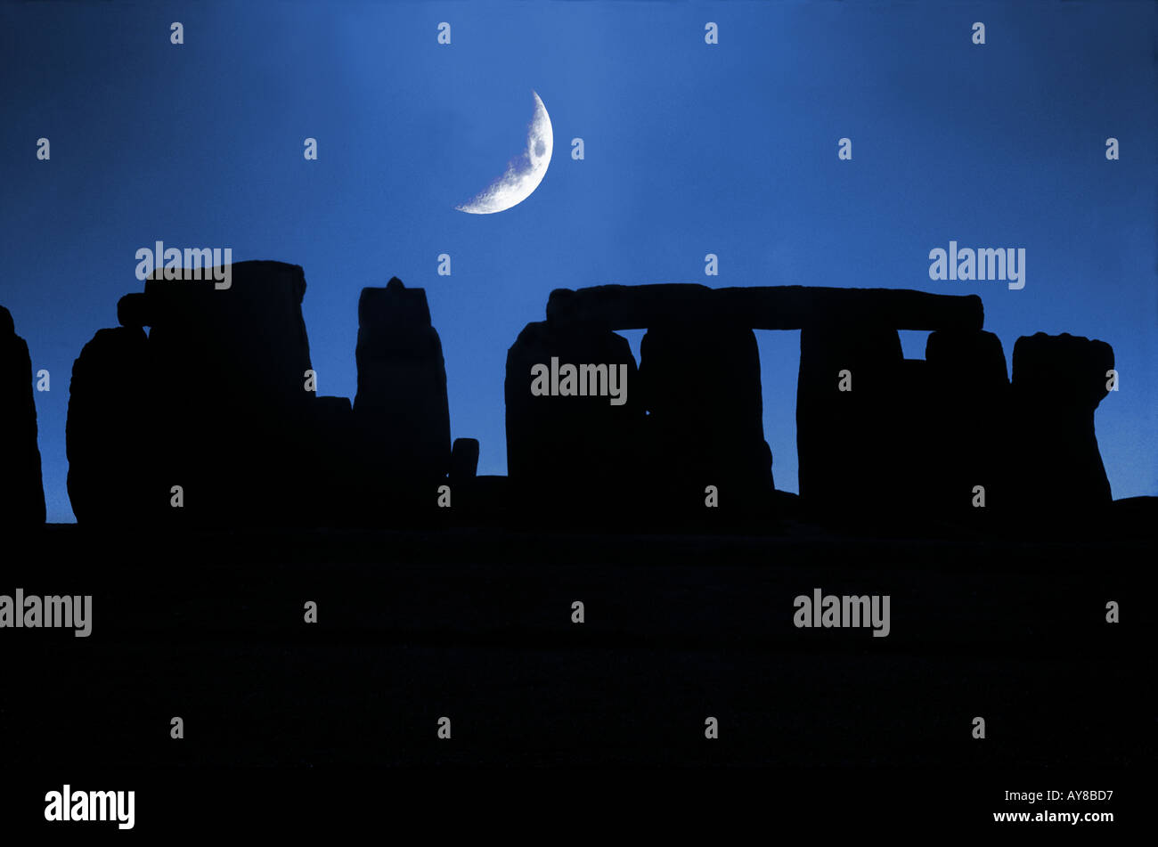 Cresent moon over Stonehenge Wiltshire, Inghilterra REGNO UNITO Foto Stock