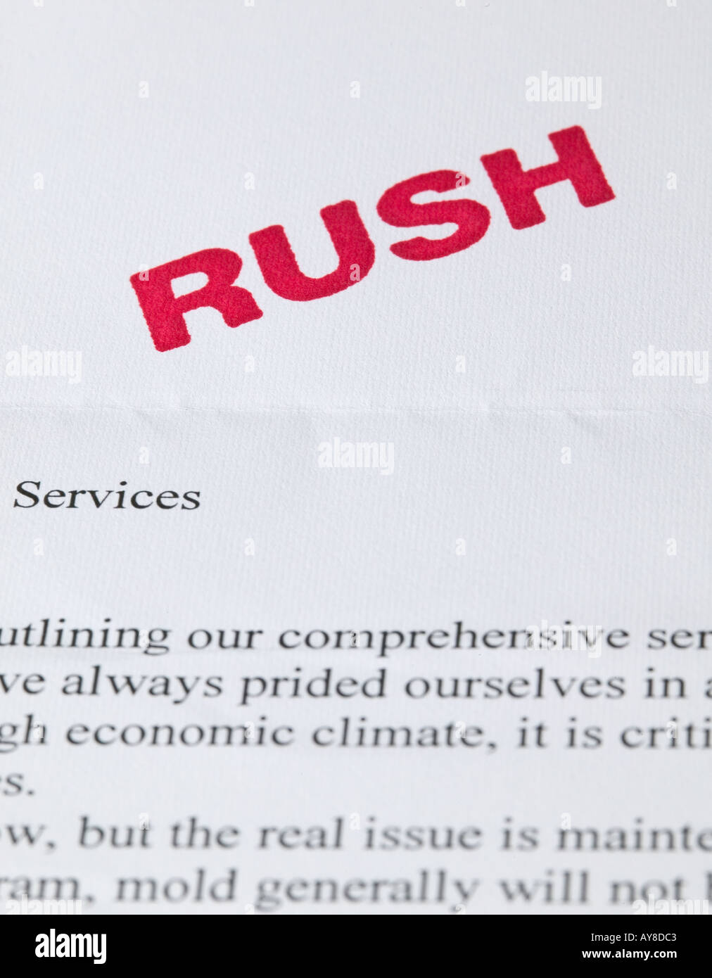 Rush scartoffie sulla scrivania in ufficio Foto Stock