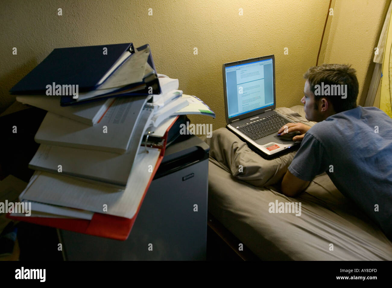 Studente universitario di studi per le classi in California casa di fraternità Foto Stock