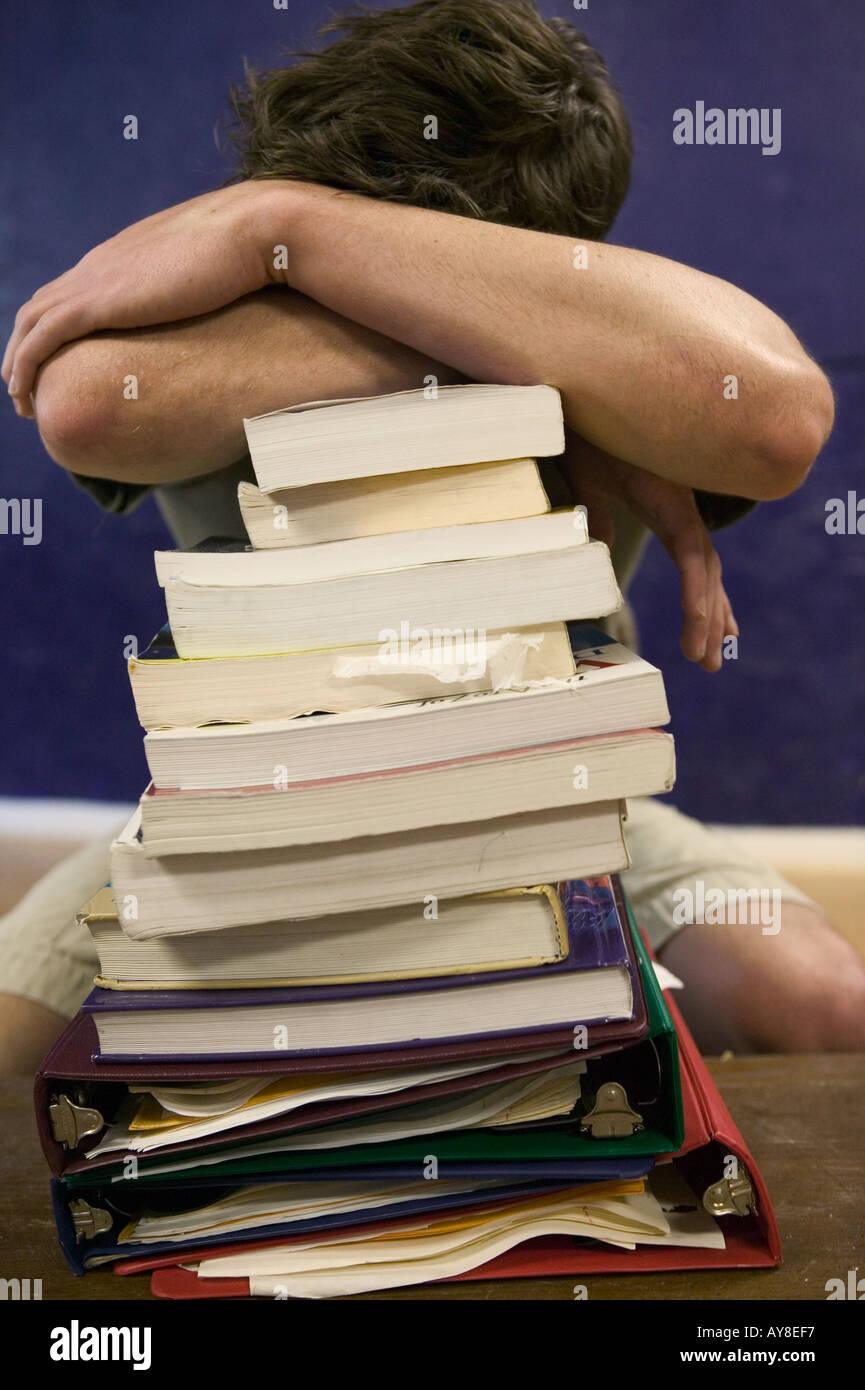Studente con la pila di libri presso la Southern California College Foto Stock