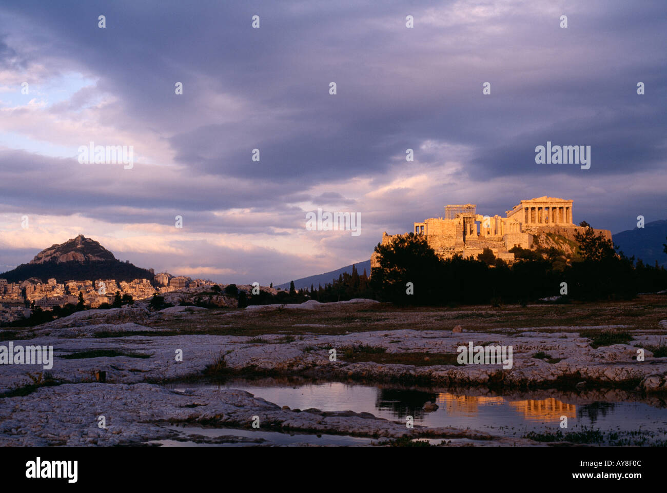 Acropoli con la riflessione dal colle della Pnice Atene Grecia Foto Stock