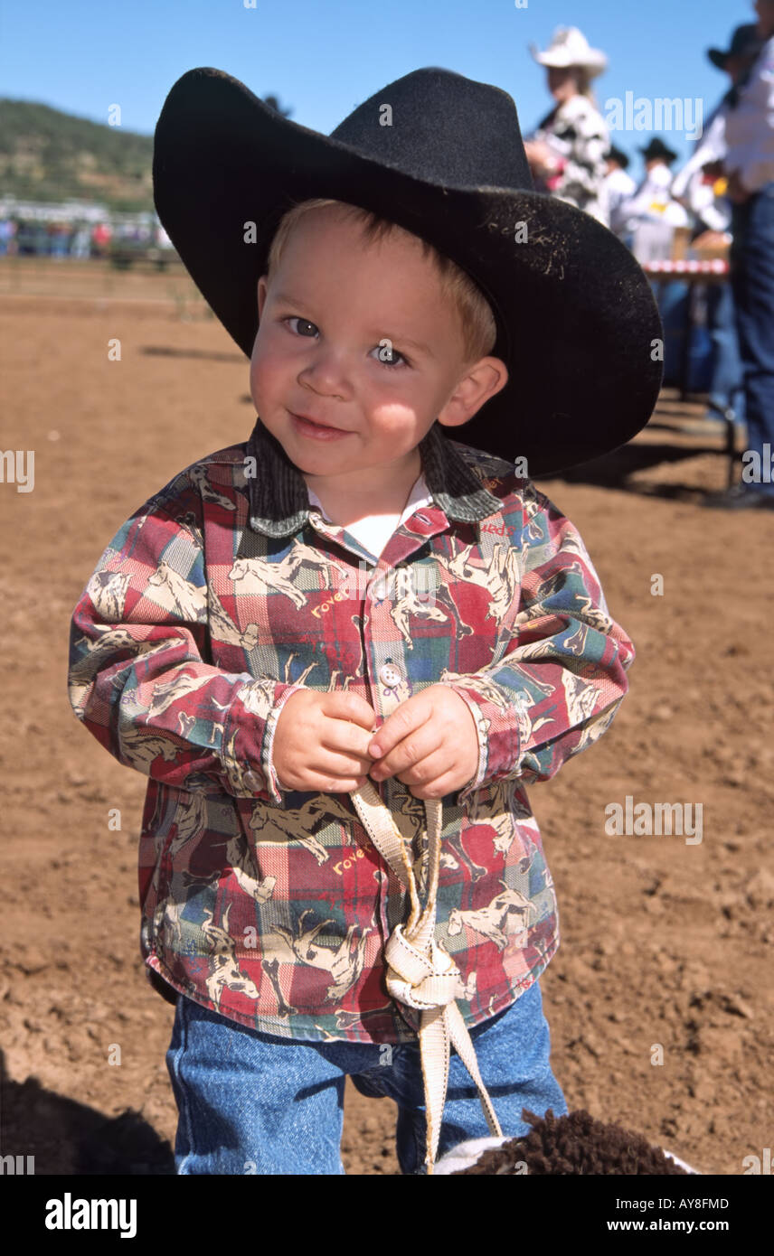 Una pinta-size wrangler visto presso il Lincoln County Simposio di cowboy e Chuck wagon Cook-off, in Ruidoso Downs, Nuovo Messico. Foto Stock