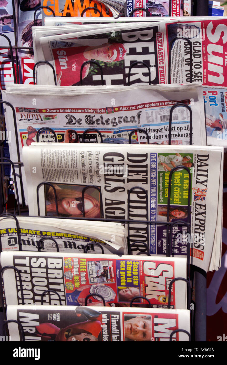 Quotidiani internazionali su un newstand in corrispondenza di un angolo shop in Içmeler TURCHIA Foto Stock