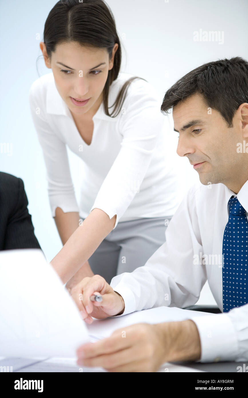 Imprenditore e assistente femmina guardando il documento insieme Foto Stock