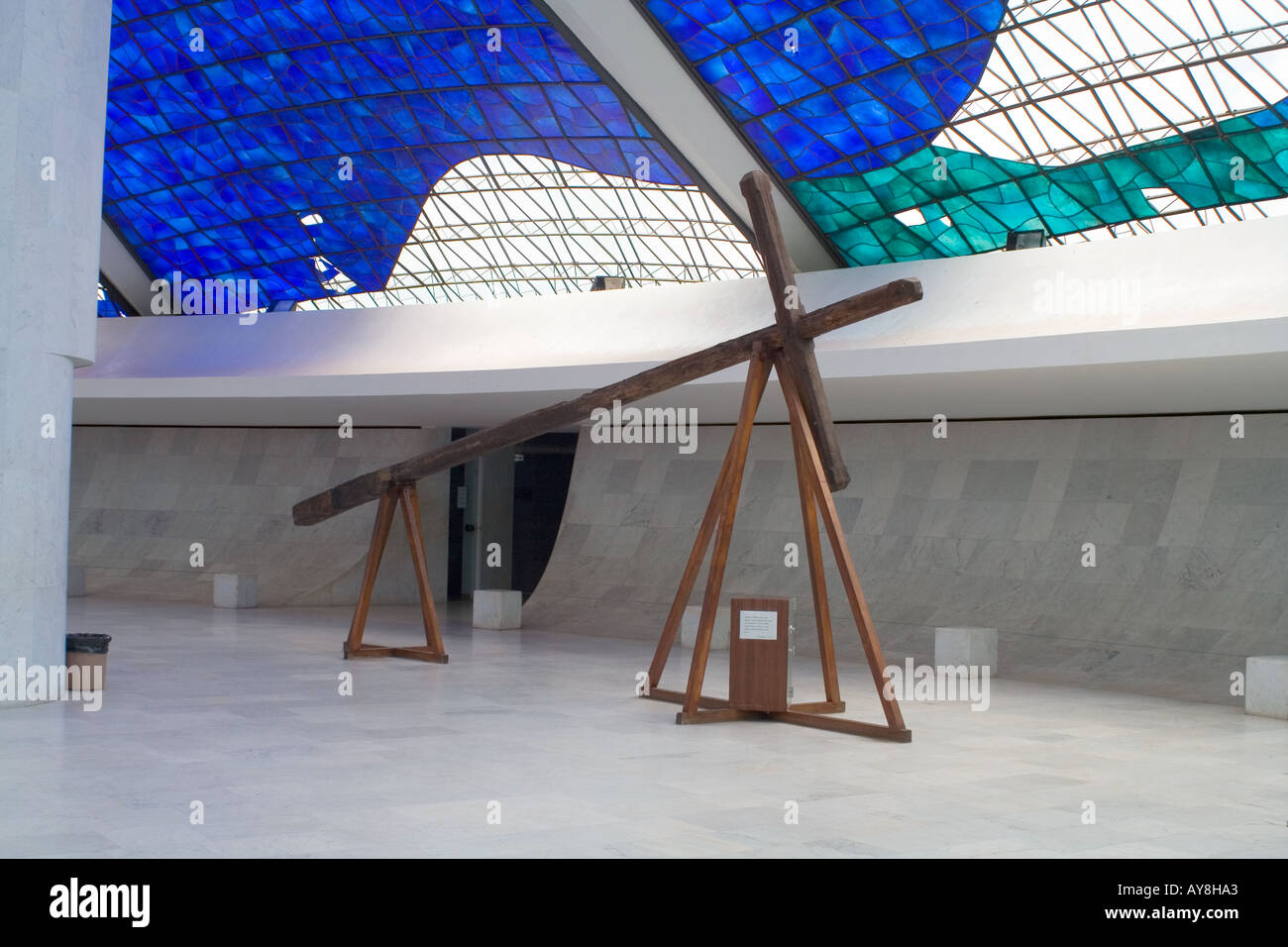 La prima croce di legno di Brasilia cattedrale metropolitana del Brasile Foto Stock