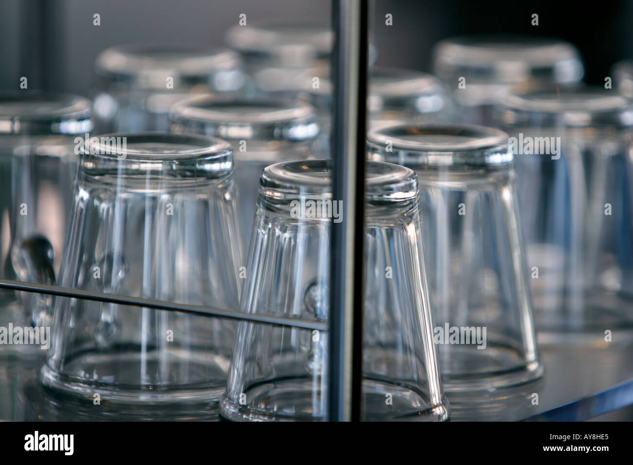 Array di sottosopra bicchieri sul ripiano in acciaio Foto Stock