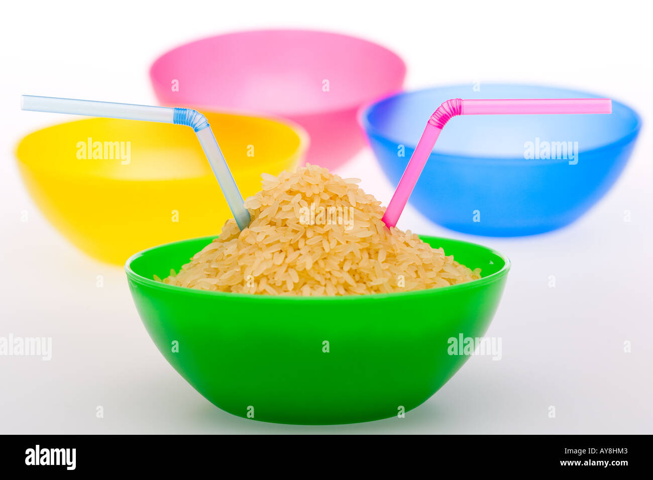 Riso e paglia nel recipiente verde nella parte anteriore del multi colore vaschette vuote Foto Stock