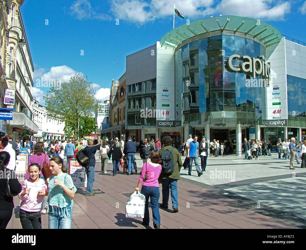 People Shopping in estate, Capitol Centre di Queen Street, Cardiff City Centre, Galles del Sud Foto Stock