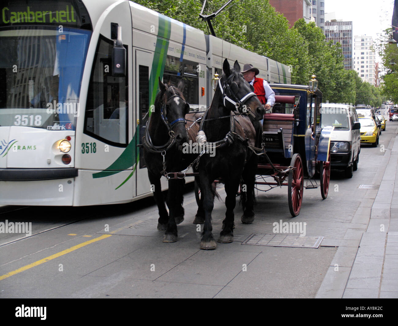 Il tram e la carrozza e cavalli Swanston Street Melbourne Victoria Australia Foto Stock