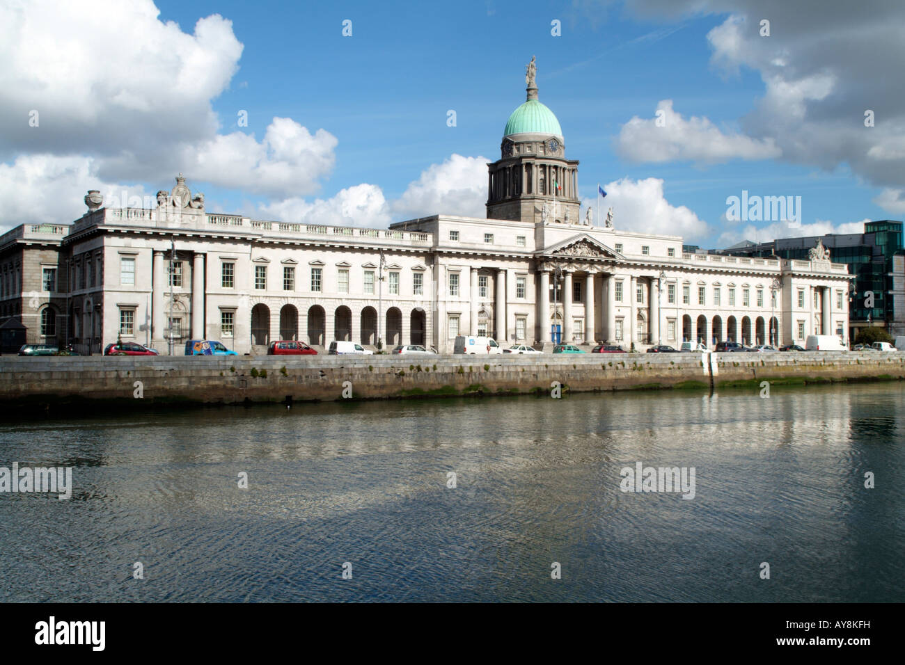 Il Custom House che risale al 1791 e il fiume Liffey Dublino Irlanda Foto Stock