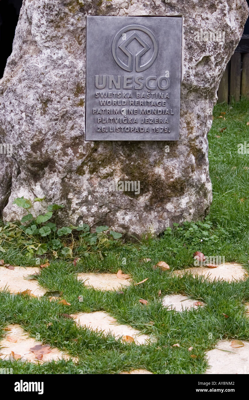 Foto di stock di un patrimonio mondiale UNESCO segno incastonato nella roccia a Plitvicka Jezera Park in Croazia Foto Stock