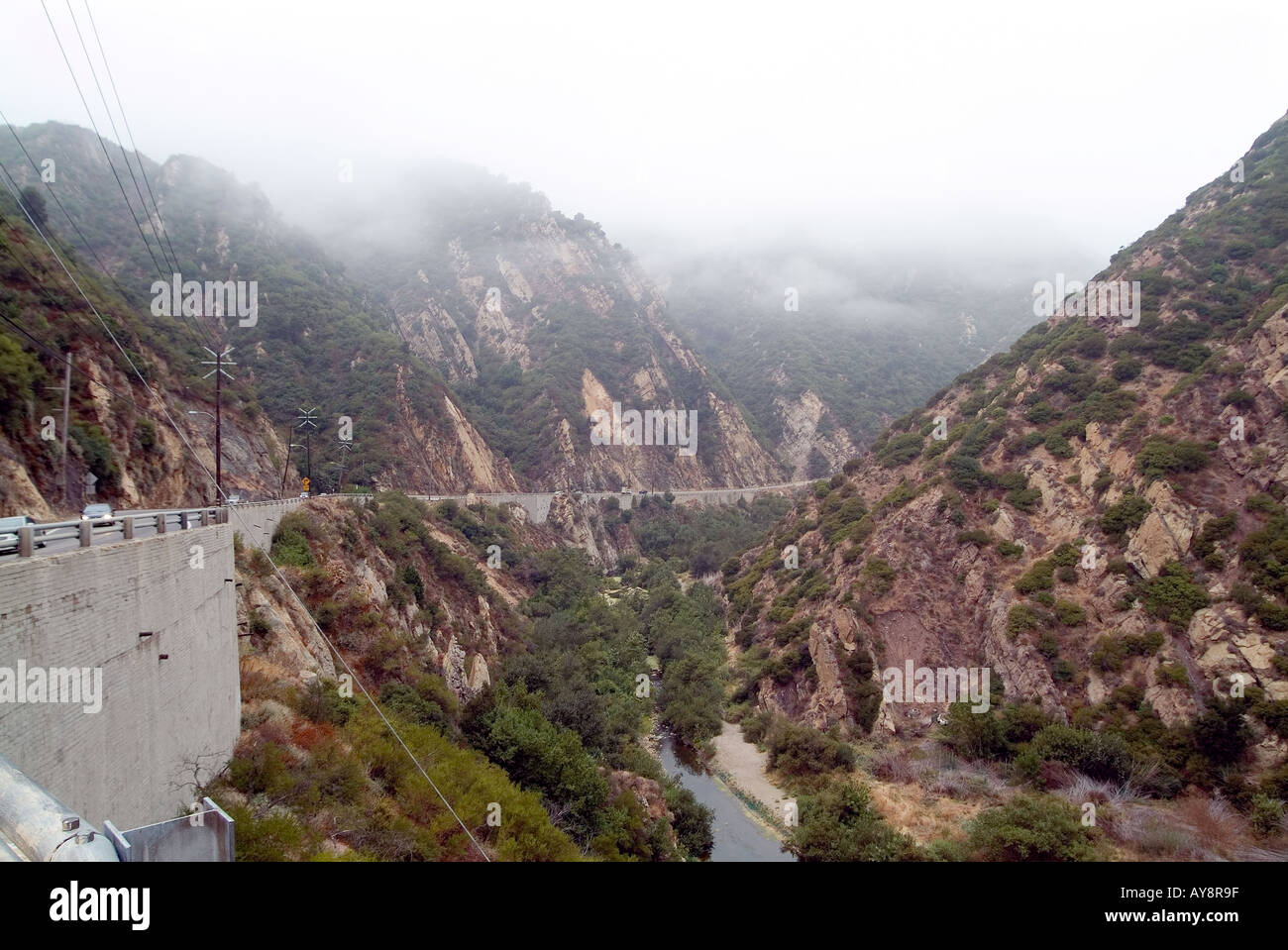 Malibu Creek State Park si estende verso il basso attraverso la grande gola del Canyon di Malibu all'Oceano Pacifico in California Foto Stock