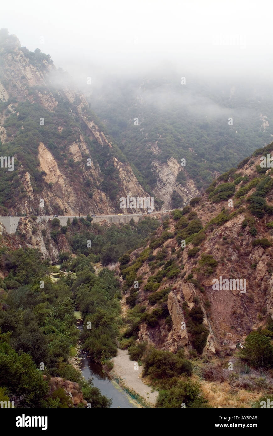 Malibu Creek State Park si estende verso il basso attraverso la grande gola del Canyon di Malibu Oceano Pacifico California foggy strato marino Foto Stock
