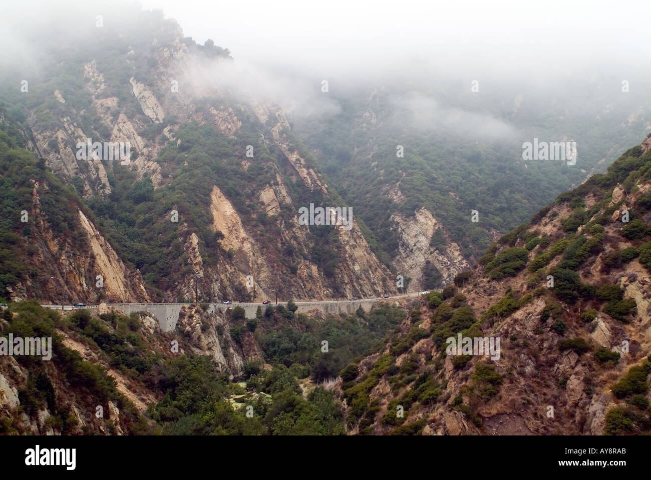 Malibu Creek State Park si estende verso il basso attraverso la grande gola del Canyon di Malibu all'Oceano Pacifico in California Foto Stock