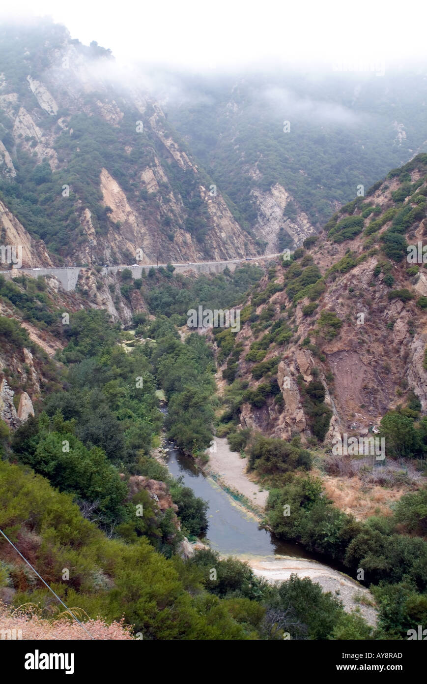 Malibu Creek State Park si estende verso il basso attraverso la grande gola del Canyon di Malibu all'Oceano Pacifico in California Foto Stock