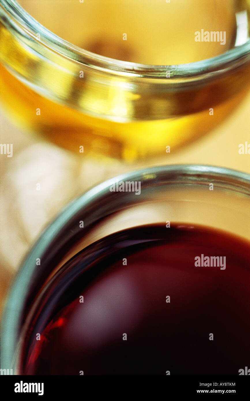 Due bicchieri di vino con vini rossi e bianchi, ad alto angolo di visione, ritagliato Foto Stock