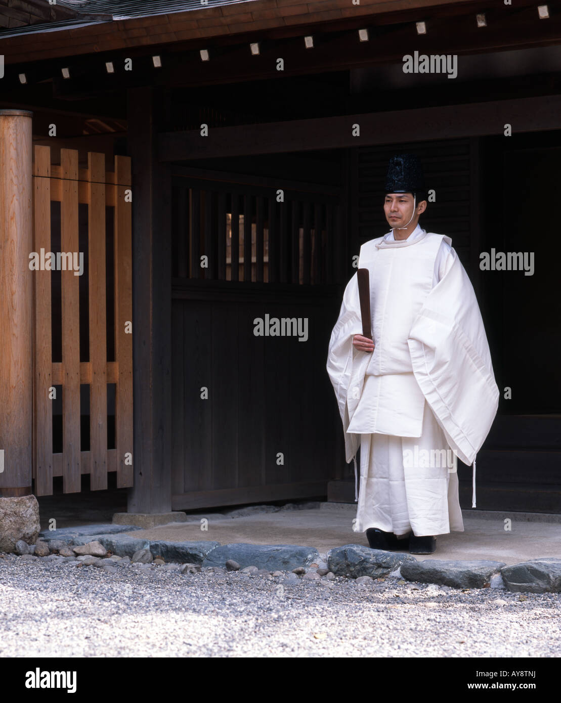 Lo Shintoismo sacerdote formale da indossare il kimono bianco a Atsuta Jingu, Nagoya Foto Stock