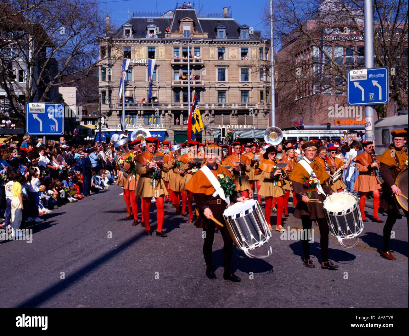 Dimostranti che indossano il tradizionale guild uniformi sfilano per le strade di Zurigo al sechselauten festa della primavera. Foto Stock
