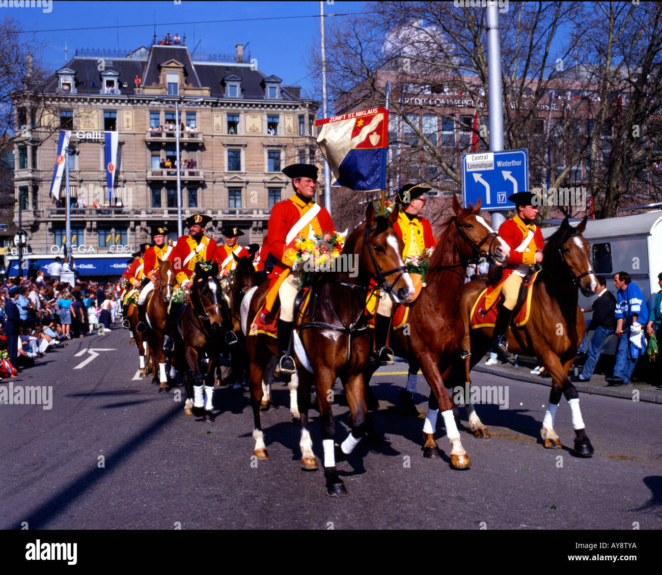 Colorata uniforme della cavalleria corsa attraverso le strade di Zurigo al sechselauten tradizionale festa della primavera. Foto Stock