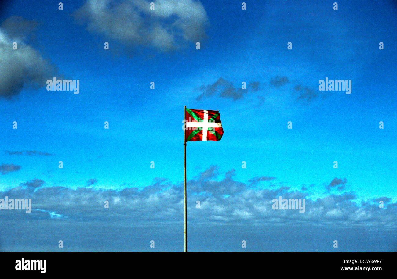 Bandiera basca volando sopra la città costiera nel Paese Basco in Spagna Foto Stock