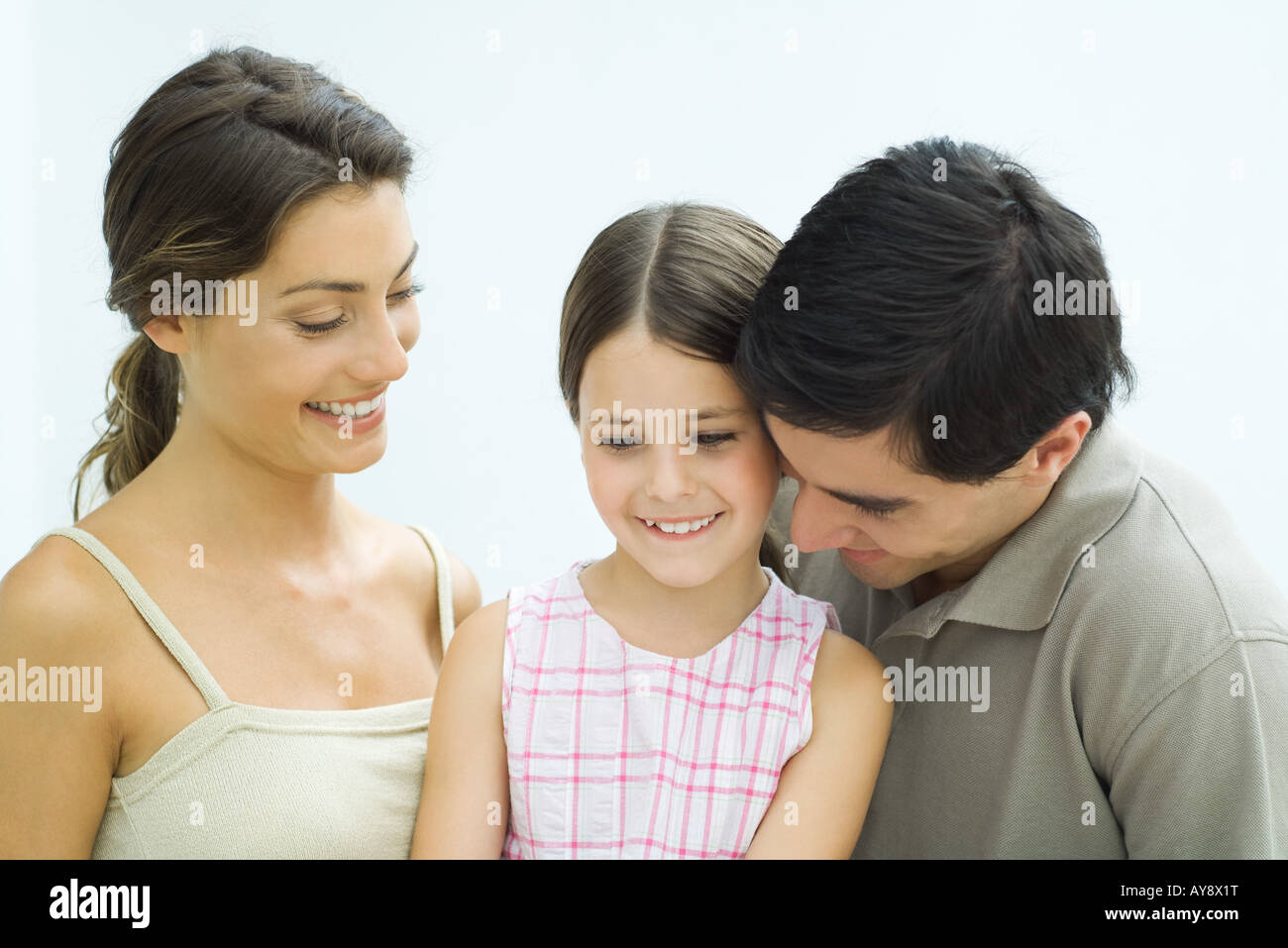 I giovani genitori con la figlia Foto Stock