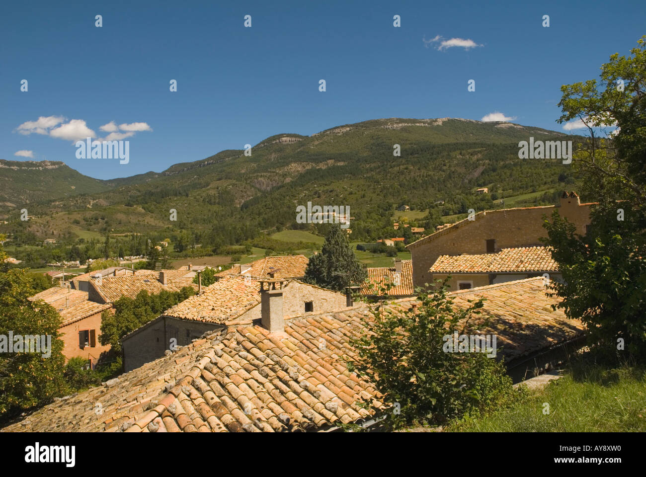 Tetti del villaggio di La Motte Chalencon, Drome, Francia. Foto Stock