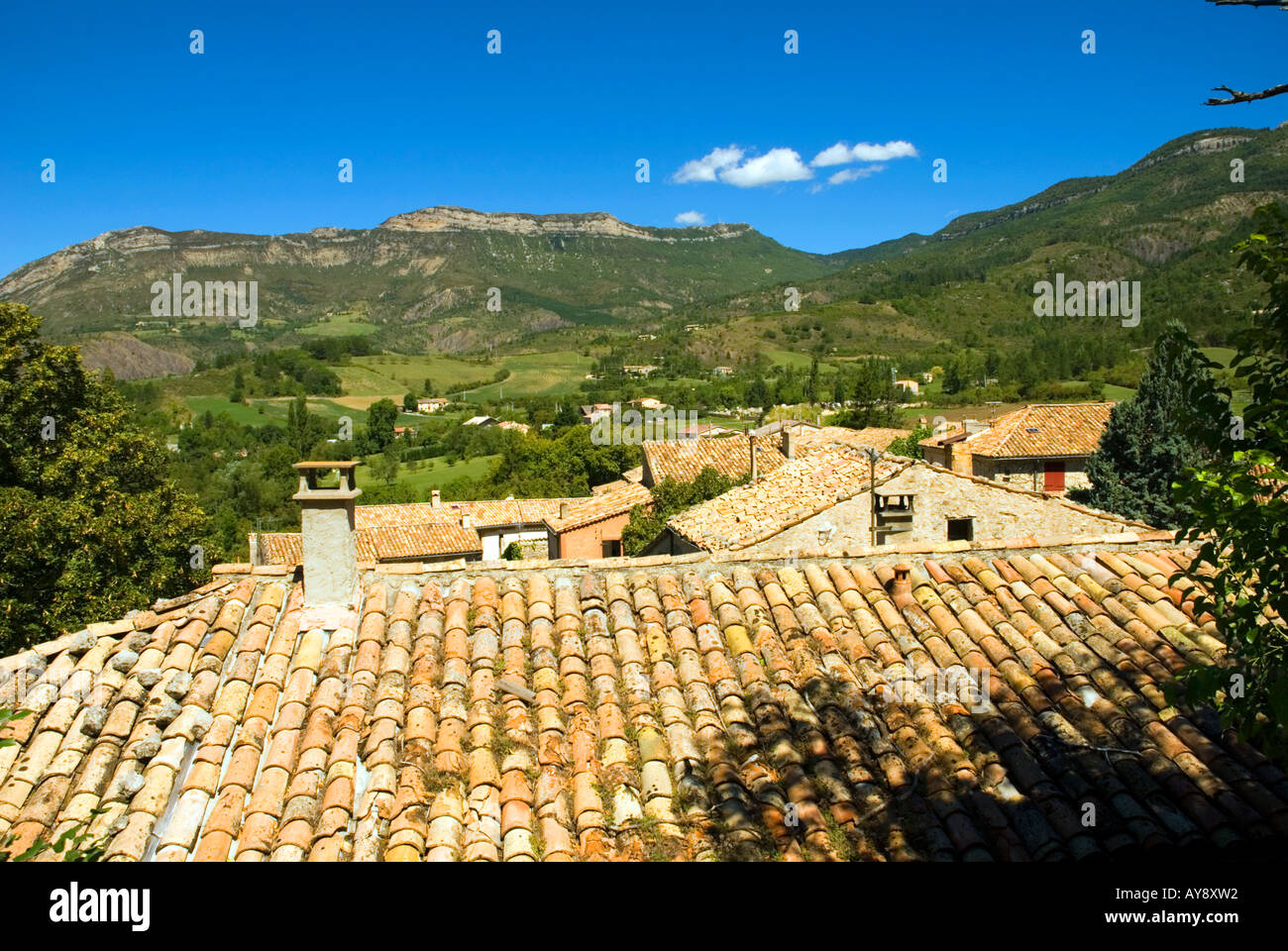 Tetti del Villaggio La Motte Chalencon, Francia meridionale. Foto Stock