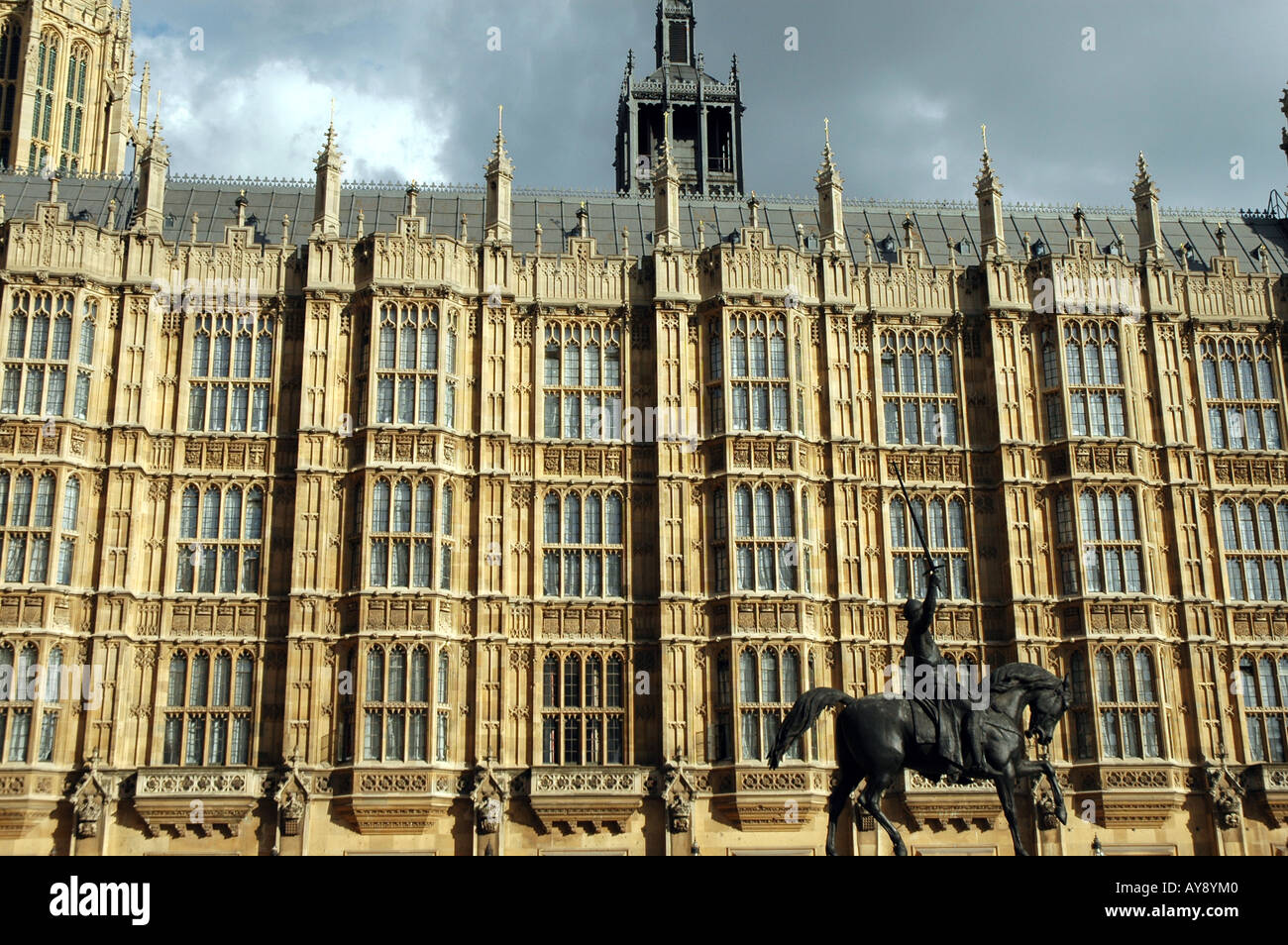 Re Riccardo Cuor di Leone mi statua di Carlo Marochetti davanti al Palazzo di Westminster a Londra, Regno Unito Foto Stock