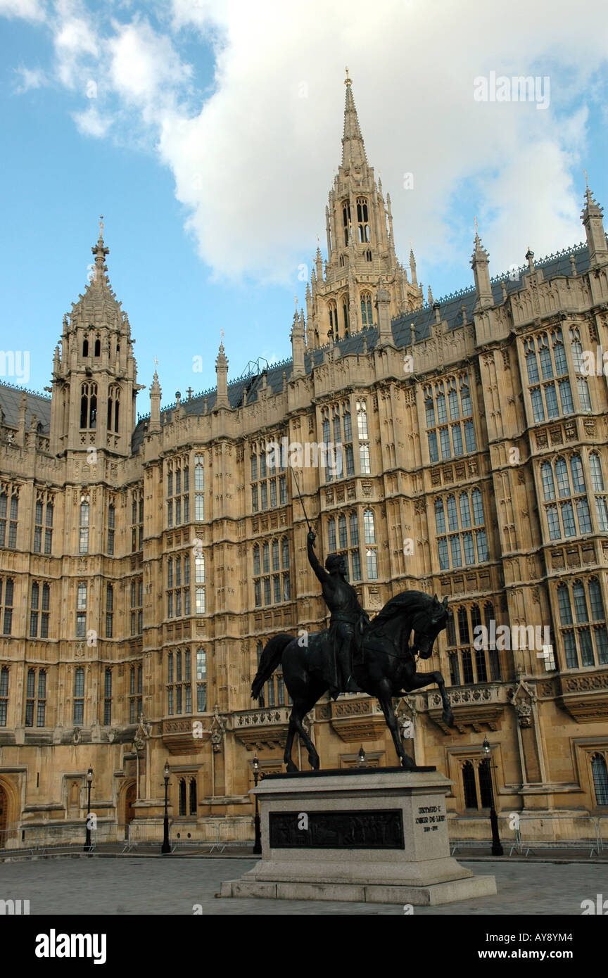 Re Riccardo Cuor di Leone mi statua di Carlo Marochetti davanti al Palazzo di Westminster a Londra, Regno Unito Foto Stock