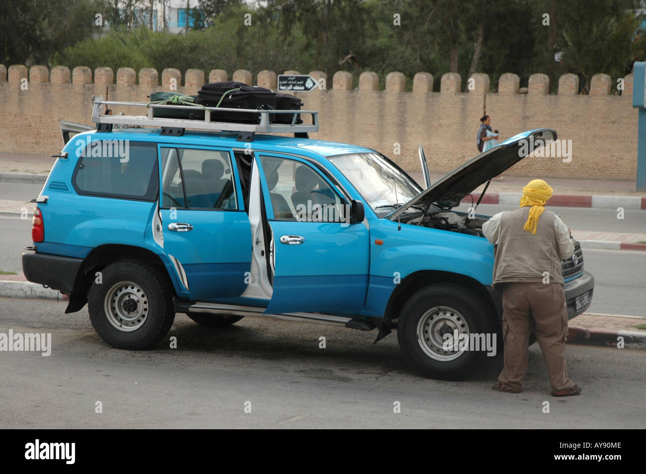 Uomo tunisino controllo Toyota auto turistiche, Kairouan città della Tunisia Foto Stock