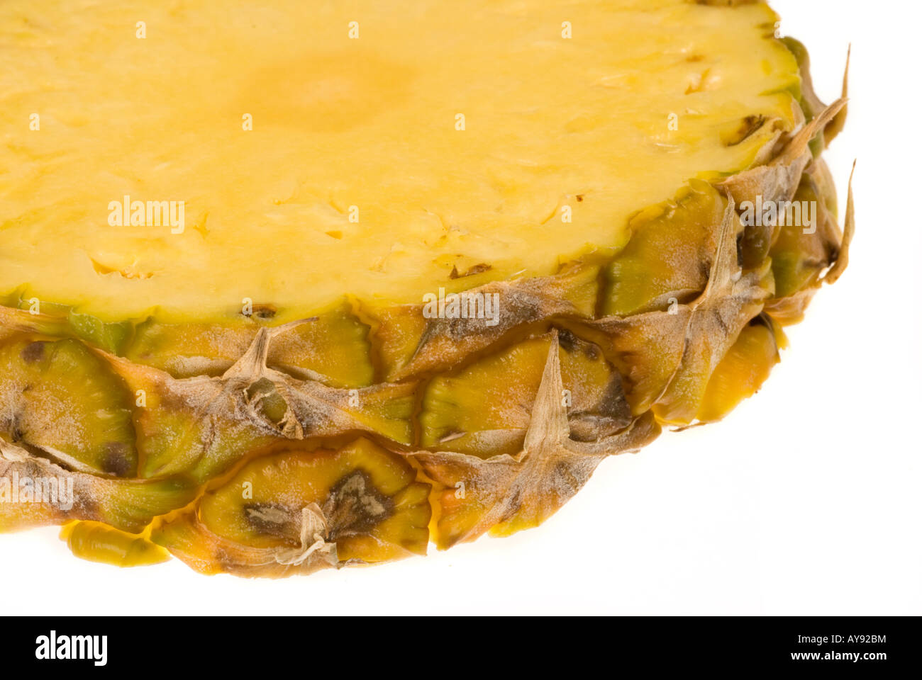 Una fetta di ananas fresco isolato su sfondo bianco Foto Stock